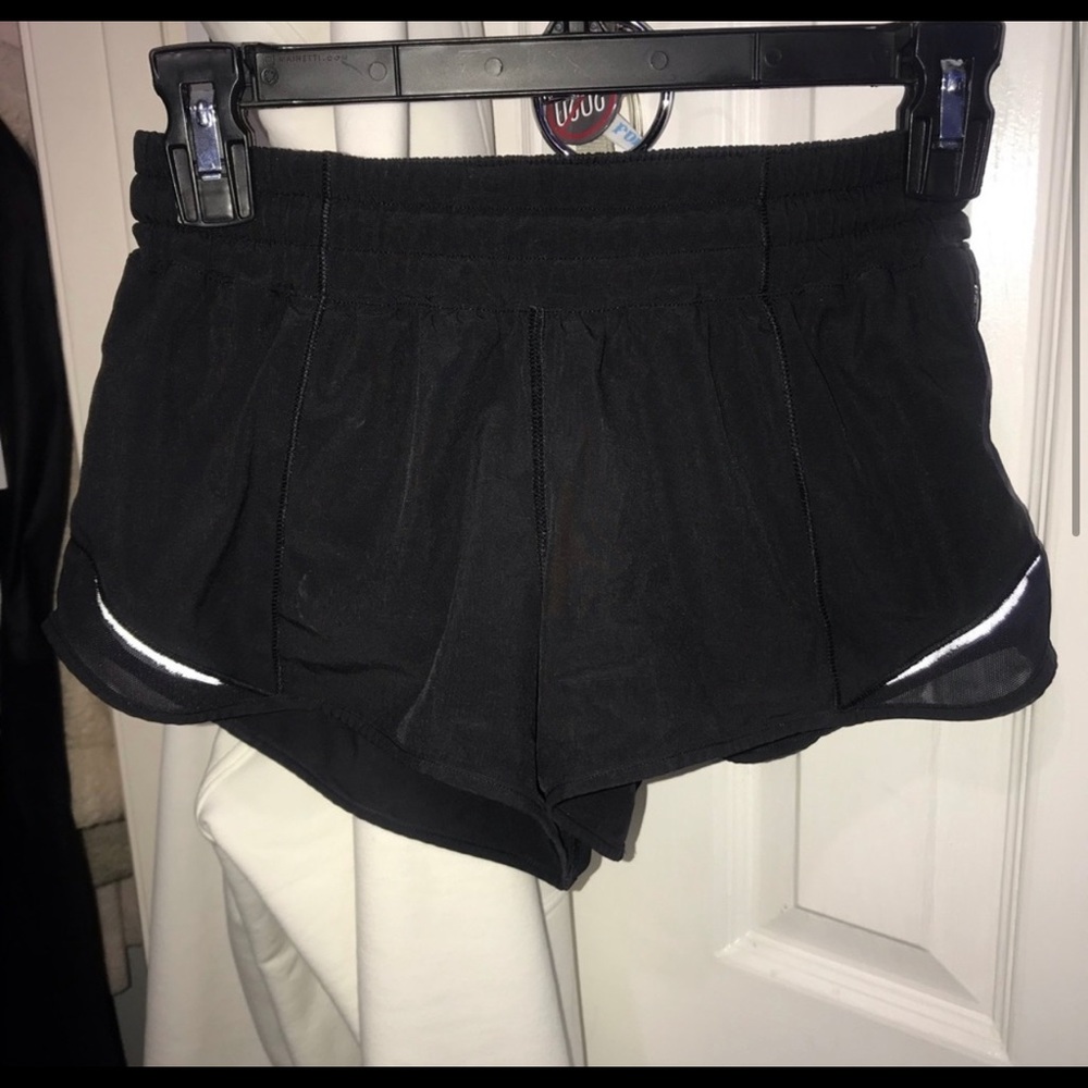 lululemon hotty hot shorts 2.5